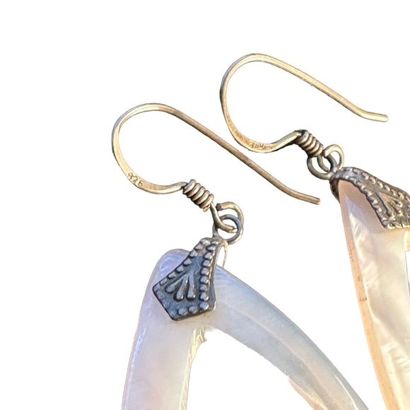 Carved mother of pearl shell earrings marked 925 - Picture 6 of 11